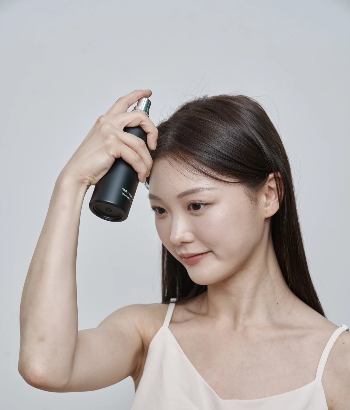 욕실 밖에서 두피에 토닉을 뿌리며 하루 케어를 마무리하는 모습